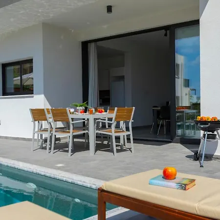 Vilă In Sleeps 6 Includes Swimming Pool Air Con And Wifi 9 6 *