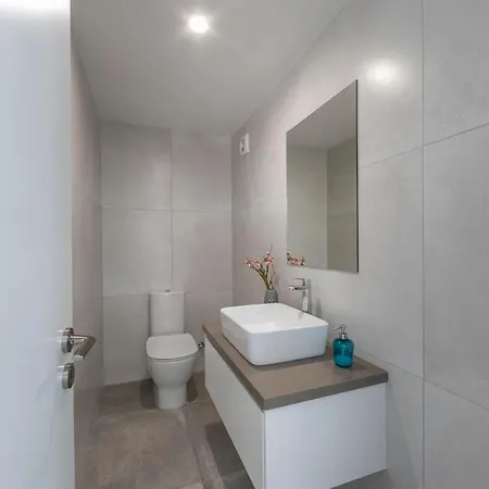 Vilă In Sleeps 6 Includes Swimming Pool Air Con And Wifi 9 6 Peyia