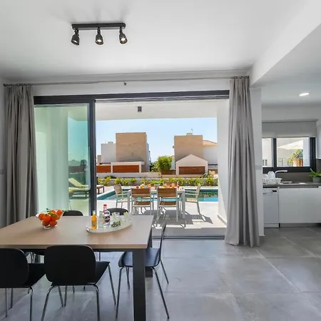 In Sleeps 6 Includes Swimming Pool Air Con And Wifi 9 6 Vilă