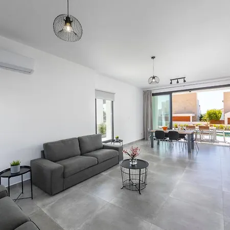 In Sleeps 6 Includes Swimming Pool Air Con And Wifi 9 6 פאהיה