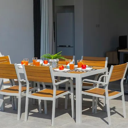 In Sleeps 6 Includes Swimming Pool Air Con And Wifi 9 6 Вилла Пейя