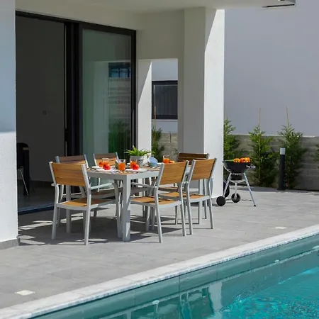 In Sleeps 6 Includes Swimming Pool Air Con And Wifi 9 6 Вилла Пейя
