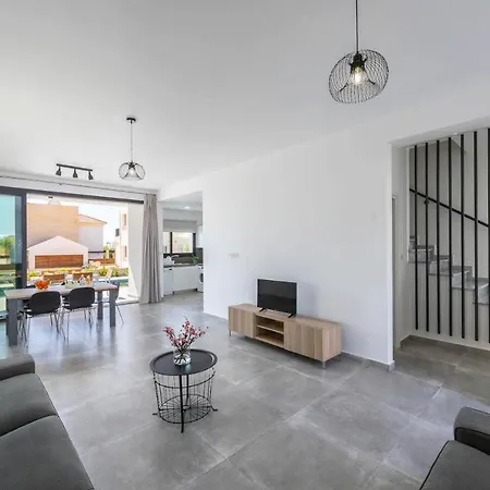 וילה In Sleeps 6 Includes Swimming Pool Air Con And Wifi 9 6 פאהיה
